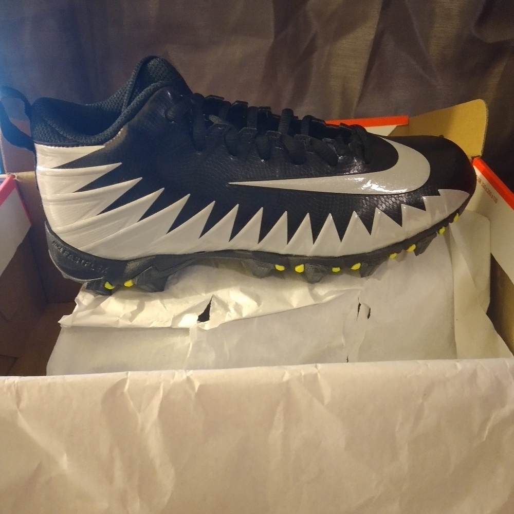 Soccer shoes